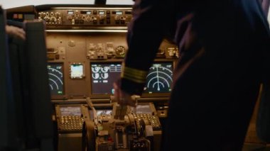 Uçuş kaptanı kokpitteki gösterge paneli kumanda düğmelerini kullanarak uçağın gideceği yerin koordinatlarını veriyor. Ciontrol paneli ve güç anahtarı olan uçaklar, kol ve pusula kullanarak uçuyor..