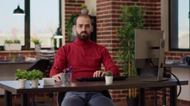 İş adamının portresi masada oturuyor ve kalkınma için finansal grafikler planlamak üzere bilgisayarda çalışmaya hazırlanıyor. Şirket çalışanı ağ uygulamasında e-ticaret istatistikleri kullanıyor.