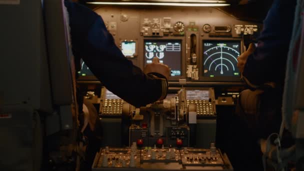 Πλοίαρχος Αεροπλάνου Που Στραγγαλίζει Κινητήρα Για Απογείωση Και Πτήση Αεροπλάνου — Αρχείο Βίντεο
