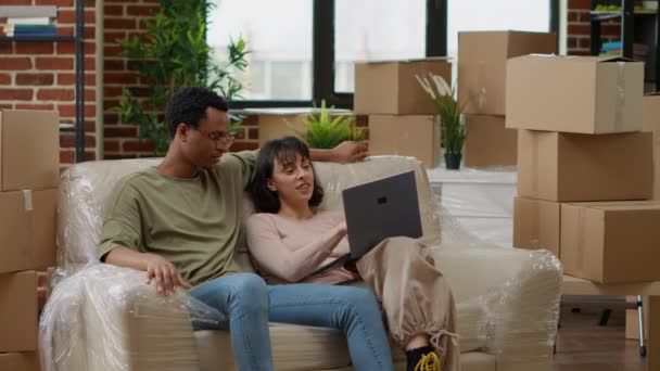 Разнообразная Пара Просматривает Интернет Купить Декор Ноутбуке Покупая Домашнюю Мебель — стоковое видео