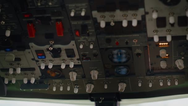 空の飛行機コックピットの航空機ダッシュボードコマンドは エンジンスロットルとパワースピードで飛ぶために使用されます レーダーコンパスとウィンドスクリーンでコントロールパネルボタンとレバー足のナビゲーション 閉じろ — ストック動画