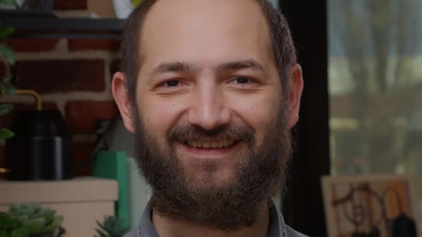 Retrato Hombre Caucásico Con Barba Sin Afeitar Sonriendo Delante Cámara — Vídeos de Stock