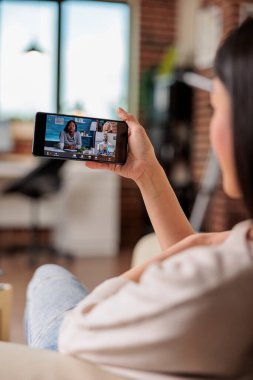 Otantik meşgul Asyalı kadın video görüşmesi yapıyor. İnternet üzerinden iletişim kuruyor. Mobil uygulamadan merhaba internet teknolojisi sallıyor.