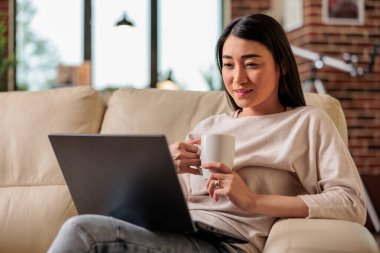 Çevrimiçi internet teknolojisi videosunda gülümseyen güzel Asyalı kadın kameradan feragat ediyor, evde boş zaman geçiriyor dijital web iletişim webcam sohbet beleşçisi evde
