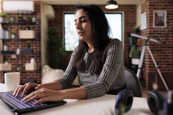 Indian Woman Working Laptop Website Analyzing Online Report Browsing Internet — Fotografia de Stock