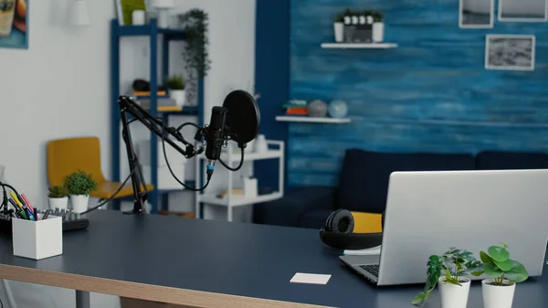 Empty Living Room Studio Desk Modern Laptop Professional Podcast Microphone — Photo