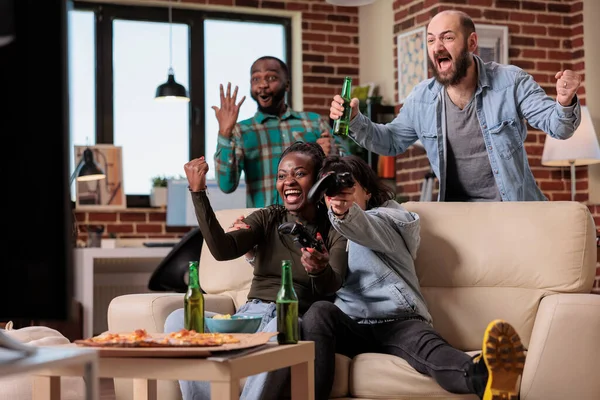 Різні Групи Друзів Святкують Відеоігри Виграють Разом Граючи Змагання Вечірці — стокове фото