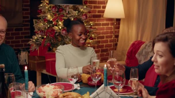 Woman Christmas Dinner Table Clinking Glasses Family Member While Smiling — Vídeo de Stock