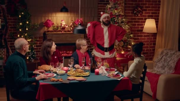 Santa Claus Looking Man Surprising Everybody Family Christmas Dinner Shows — Vídeo de stock