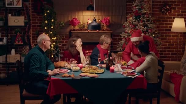 Целый Человек Замаскированный Санта Клауса Дарит Праздничные Семейные Подарки Рождественском — стоковое видео