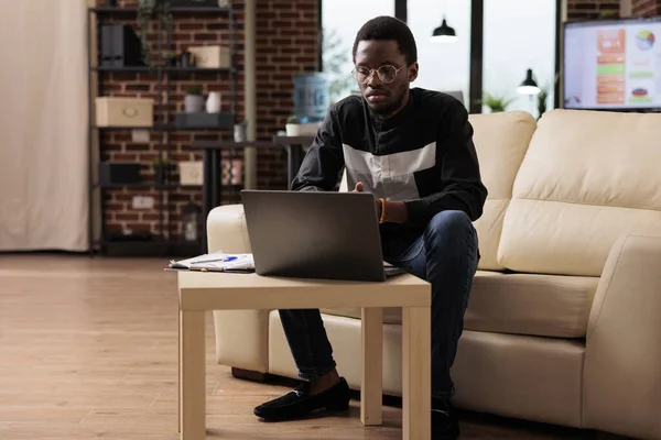 African American Employee Working Laptop Plan Business Presentation New Software — Stock fotografie