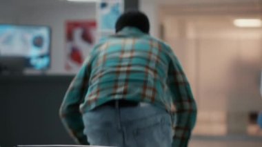 Hastanenin resepsiyonunda yardım isteyen çeşitli hastalar sağlık kontrolüne katılmak için bekliyorlar. Sağlık desteği için bekleme odasında lobide oturuyor. El kamerasıyla..