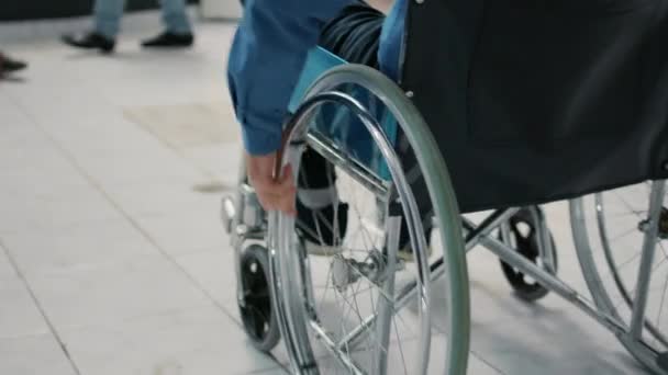 Senior Pacient Chronickým Postižením Pomocí Invalidního Vozíku Čekárně Recepci Nemocnice — Stock video