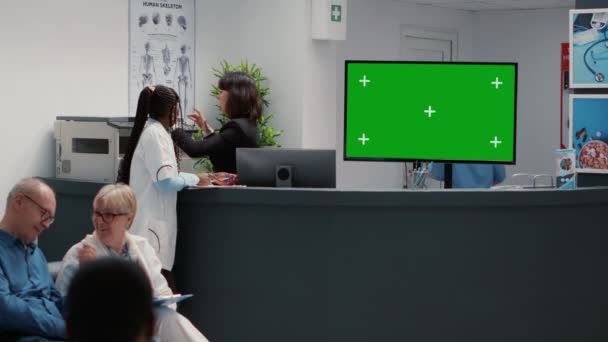 Дисплей Монитора Зеленым Экраном Стойке Регистрации Больнице Холле Приёмной Бланшируйте — стоковое видео