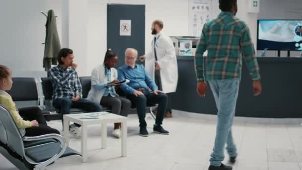 Hastanenin Bekleme Odasında Oturan Çeşitli Hastalar Muayene Randevusu Danışma Için — Stok video