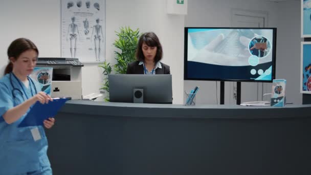 Portrait Receptionist Working Hospital Reception Desk Help People Appointment Checkup — Vídeos de Stock