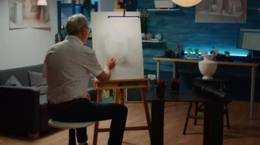 Beyaz tuval üzerine resim çizmek için kalem kullanan usta bir sanatçı, yaratıcı sanatsal becerilere sahip. Sanat ve zanaat hobisi için profesyonel skeç başyapıtı çiziyorum..