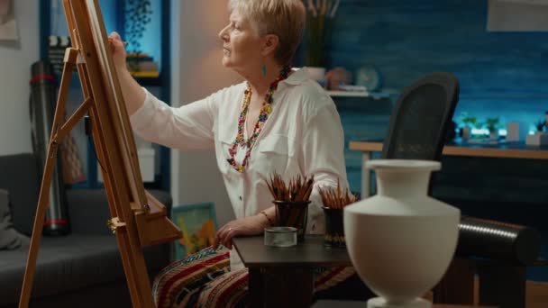 Ritratto Donna Anziana Che Utilizza Ispirazione Del Vaso Disegnare Schizzo — Video Stock