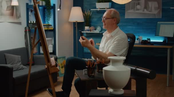 Senior Man Taking Pictures Vase Masterpiece Mobile Phone Using Smartphone — 비디오