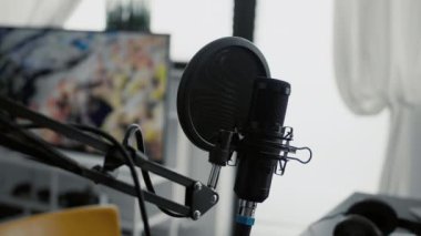 Profesyonel mikrofon ev stüdyosuna yerleştirildi. Elektronik yayın ekipmanlarıyla donatılmış boş oturma odasında yüksek teknoloji kayıt podcast cihazı. Kapat.