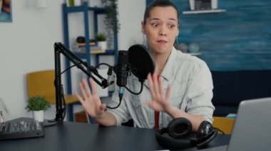 Ünlü internet sosyal medya etkileyicisi video kaydederken izleyicilerle konuşuyor. Yaratıcı dijital yaratıcı halka hayat hikayeleri anlatırken kanal için içerik kaydediyor.