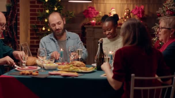 Веселі Мультикультурні Люди Насолоджуються Різдвяною Вечерею Їдять Смажену Курку Щасливі — стокове відео