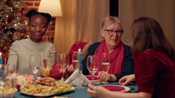 Cheerful Multiethnic Women Sitting Dining Room While Enjoying Christmas Dinner — Vídeo de stock