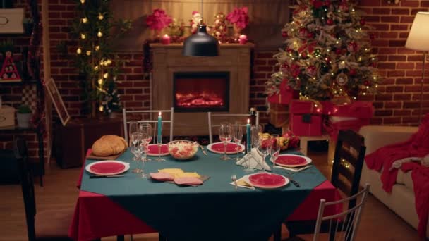 Empty Festive Christmas Dinner Table Decorated Living Room Holiday Garlands — 图库视频影像
