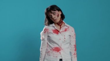 Beyin yiyen ürkütücü zombi kadının mavi arka plan hakkında bir fikri var. Kanlı ve derin yaraları olan zeki, dalgın bir canavar kameraya bakarken bir şey düşünüyor. Stüdyo çekimi