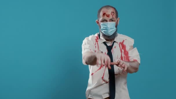 Mindless Kontor Zombie Med Covid Beskyttelse Maske Blodige Sår Stående – Stock-video