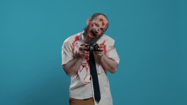 Strašidelný Bizarní Vzhled Zombie Moderním Herním Ovladačem Hraní Her Konzoli — Stock video