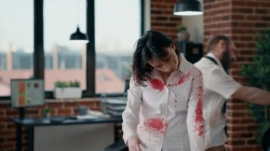Ofiste dolaşan korkunç görünümlü zombi kadın. İş yerinde kıyametten kurtulan birini ararken derin ve kanlı yaraları olan beyin ölümü gerçekleşmiş canavarlar. Korku konsepti