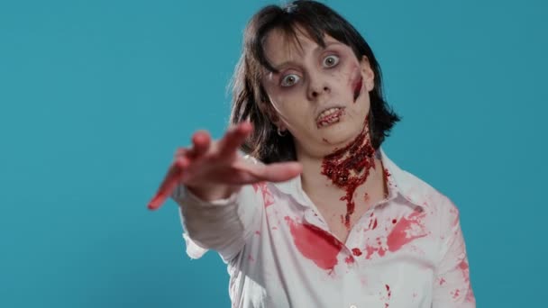 Sinister Creepy Dead Woman Deep Bloody Wounds Neck Prowling Camera — Stockvideo