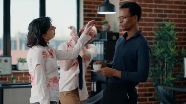 Мертвая Зомби Женщина Трогает Бизнесмена Время Обсуждения Выживший Судный День — стоковое видео