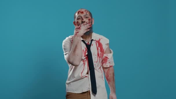 Děsivý Praštěný Zombie Posílání Vzduchu Polibky Kameru Zatímco Stojí Modrém — Stock video