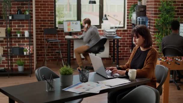 Business Woman Analyzing Charts Report Startup Office Using Laptop Plan — стоковое видео