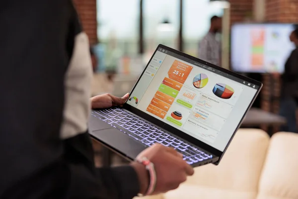 Employee Holding Laptop Business Diagrams Company Office Management Presentation Diagrams — Foto de Stock