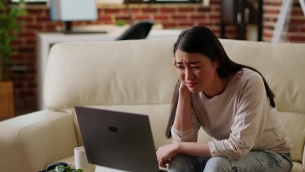 Mulher Estressada Trabalhando Remotamente Laptop Tentar Entender Atribuição Trabalho Preocupado — Vídeo de Stock