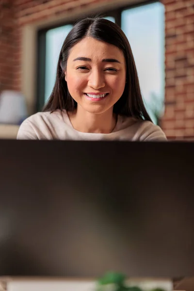 사무실에서 일하는 노트북 컴퓨터에서 비디오 창의적 아이디어를 성공적 아시아인 프리랜서 — 스톡 사진