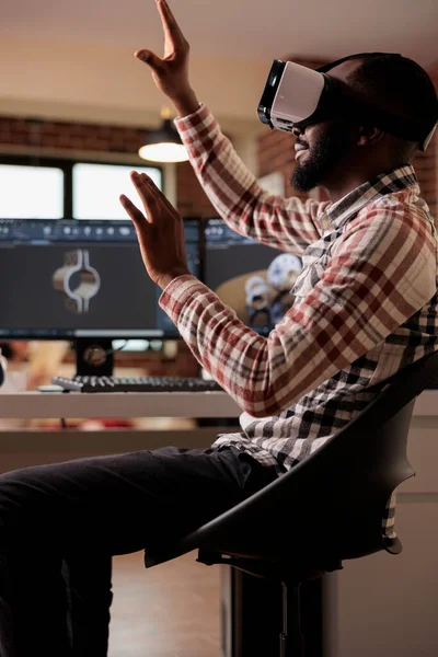 African American Engineer Manufacturing Machine Gears Using Glasses Simulation Cad — Stock Photo, Image