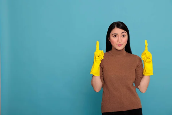 Humble Confidence Asian Houseworker Wearing Yellow Gloves Pointing Fingers Upward — Stockfoto