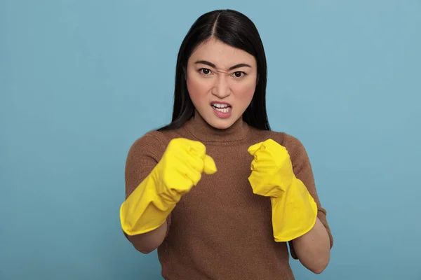 Angry Aggressive Asian Housewife Standing Fight Pose Chores Rubber Gloves — Photo