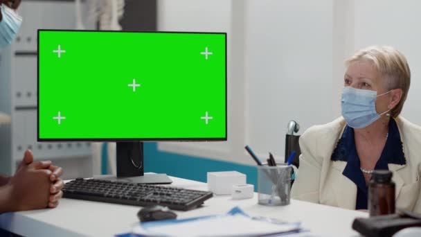 Medical Nurse Woman Impairment Using Greenscreen Computer Cabinet Specialist Looking — Vídeo de stock