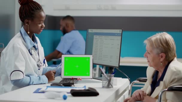 Specialist Showing Horizontal Greenscreen Tablet Paralyzed Old Woman Looking Isolated — Stockvideo