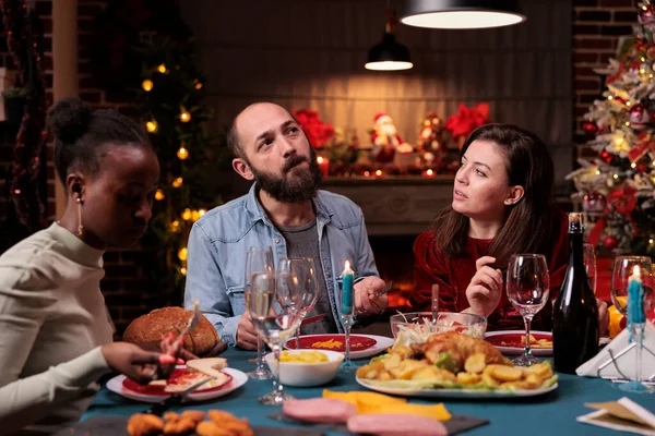 Friends Chatting Christmas Home Party Couple Talking Festive Dinner Table — Stock Fotó