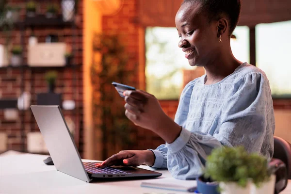 Усміхнена Жінка Робить Покупки Інтернет Магазині Допомогою Ноутбука Молода Афроамериканська — стокове фото