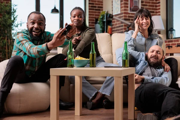 Веселі Люди Розважаються Граючи Стратегію Відеоігор Домашній Вечірці Пляшками Пива — стокове фото