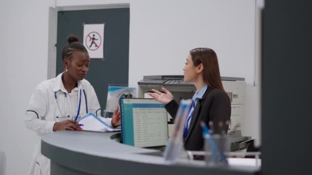 Diverse Medical Team Talking Healthcare Appointments Registration Desk Working Consutations — Vídeos de Stock