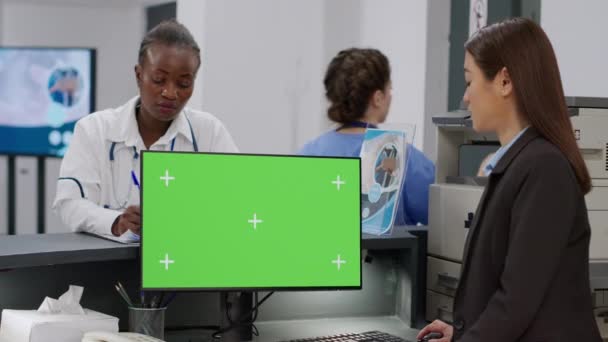 Diverse Medical Team Using Computer Greenscreen Reception Counter Facility Staff — Stock videók