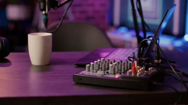 Selective Focus Laptop Keyboard Knobs Audio Mixer Podcasting Desk Home — Stock Photo, Image